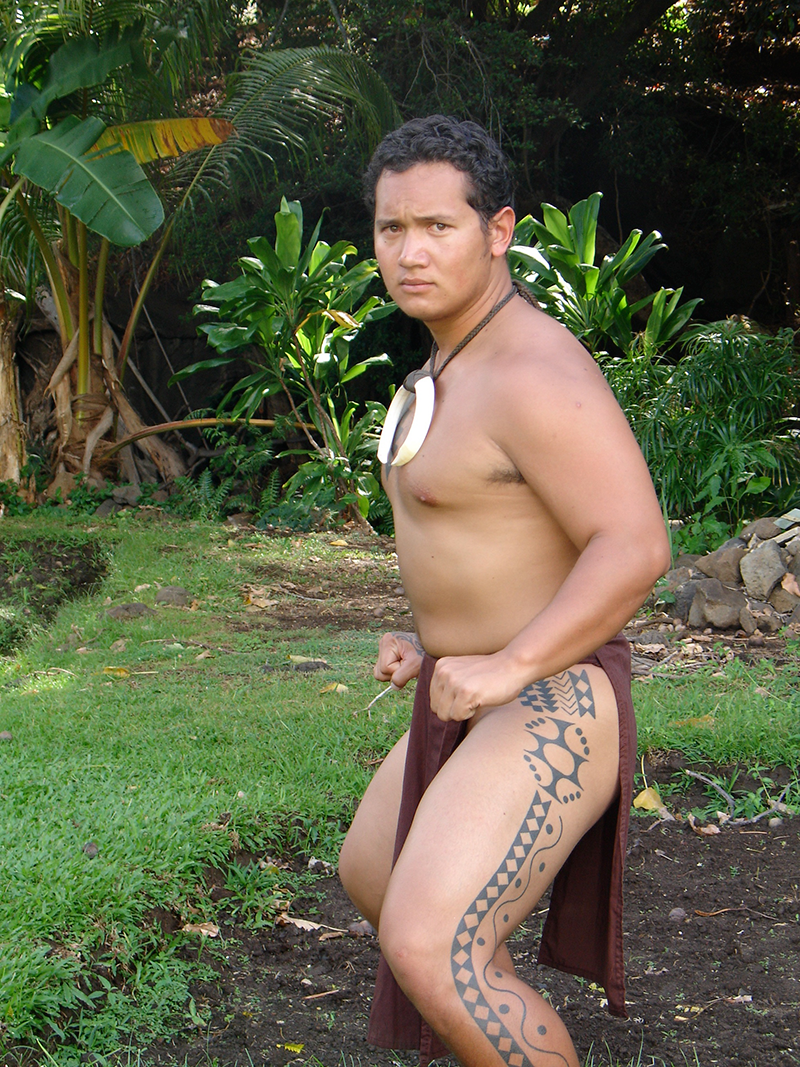 performer in traditional Hawai'i clothing