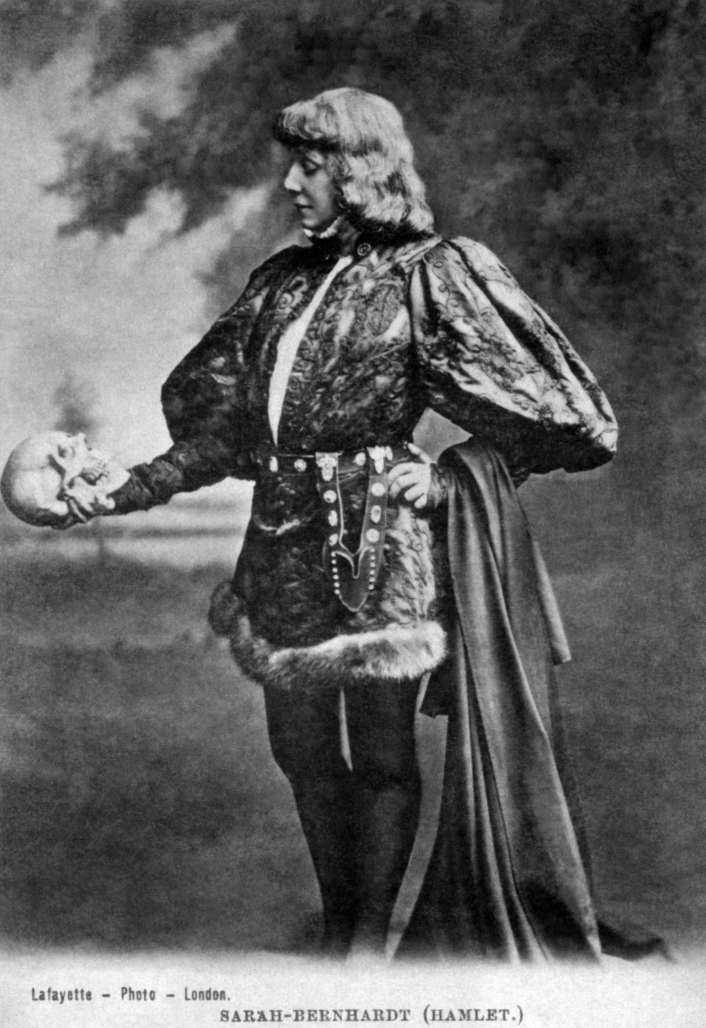 Still of Sarah Bernhardt in the titular role of Hamlet from her 1899–1900 run.