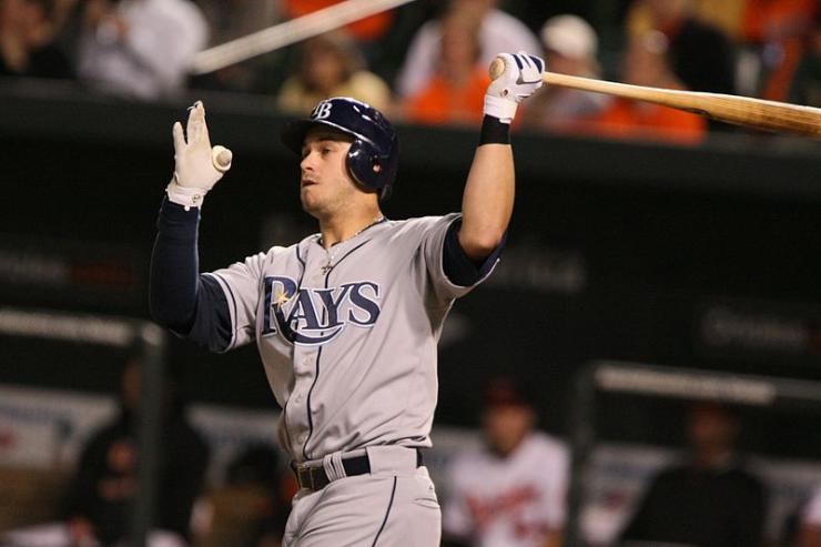 Evan Longoria swinging a bat.