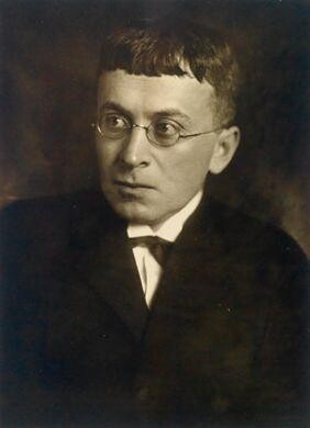 A photo of a man in glasses and a suit.
